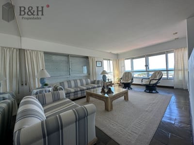 Apartamento de dos dormitorios en venta y alquiler  frente a playa brava