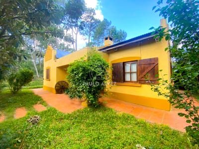 Milcon. Casa en un barrio caracterizado por su tranquilidad todo el año, rodeado de pura naturaleza. Dos dormitorios, dos baño. Piscina climatizada
