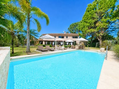 Barrio Privado. 500 m2 construidos, 1.491 m2 de terreno. Piscina climatizada. Pronta para entrar.