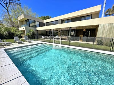 ESPECTACULAR CASA en Barrio Privado, 4 más servicio, piscina climatizada. DISPONIBLE DESDE EL 10 de febrero! HERMOSA. CONSULTE!!