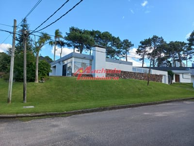 Casa en venta de 3 dormitorios y dependencia en Punta del Este