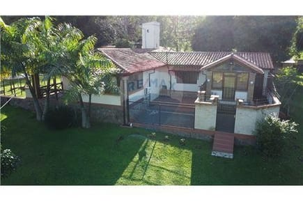 EN VENTA CASA EN ATYRA COMPAÑÍA CABAÑAS Propiedad de gran infraestructura  en entorno natural
