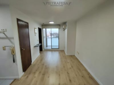 Apartamento en alquiler, 1 dormitorio, 1 baño, balcón, garaje. Parque Rodó.