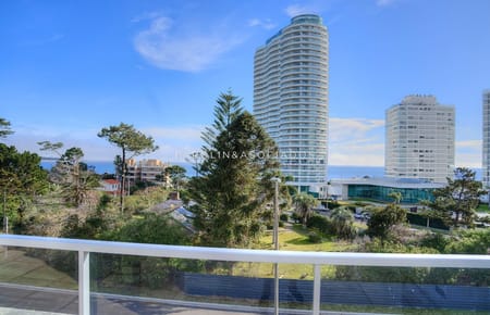 Apartamento en venta de 2 dormitorios en Playa Mansa, Punta del Este.
