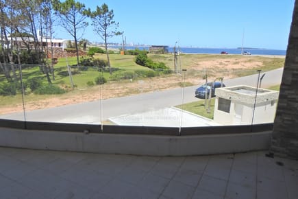 Precioso apartamento en Pinares Punta del Este.-