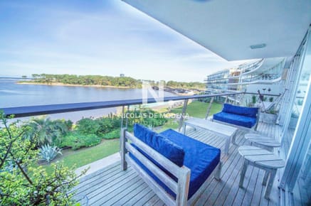 Vende Exclusivo apartamento de 4 dormitorios frente al mar en La Barra a solo  metros del mar