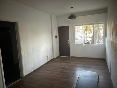 VENTA CON RENTA EN JACINTO VERA, 2 DORMITORIOS, PLANTA BAJA AL FRENTE, PATIO, GASTOS COMUNES BAJOS