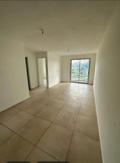 VENTA EN BRAZO ORIENTAL/ MERCADO MODELO, 2 DORMITORIOS, POR ESCALERA, EDIFICIO MODERNO, GASTOS BAJOS, VENTA CON RENTA