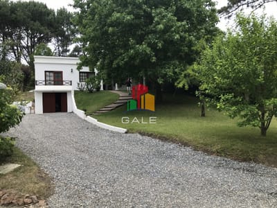 GRADABLE  CASA EN ZONA MUY TRANQUILA Y ARBOLADA