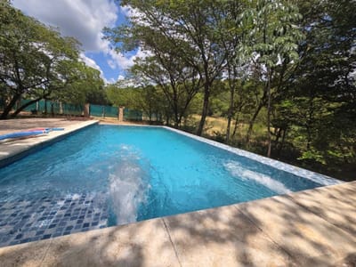 Propiedad de 9.000 m² en venta | Atyrá – Cordillera  Gs. 550.000.000 | 9 lotes con títulos individuales | Piscina + infraestructura