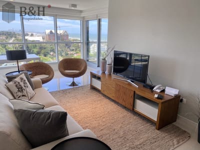 Excelente Apartamento de 2 Dormitorios + Servicio en Brava con Vista al Mar