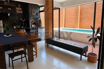 Expensas

1,000,000 ₲

Mensual

¡Tu hogar soñado en San Lorenzo te espera!
¡Descubre la casa de tus sueños en el corazón de San Lorenzo, Central! Presentamos esta impresionante y moderna propiedad residencial que acaba de ingresar al mercado bajo la categ