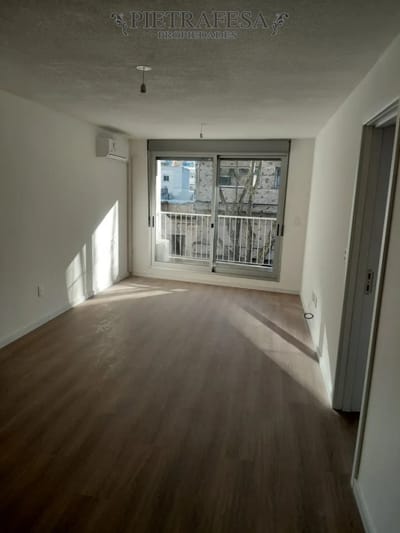 Apartamento en alquiler, 1 dormitorio, 1 baño, balcón. Cordón.