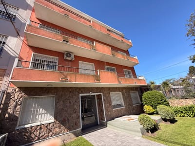 Malvín Amplio 2 Dormitorios Al Frente Con Balcón, Terraza Y Aa Segundo Por Escalera