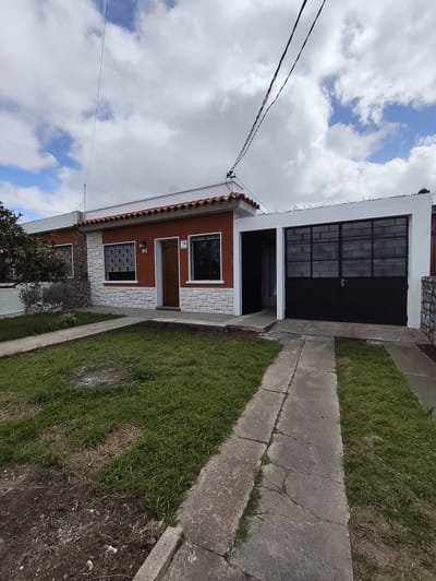 Casa 3 dormitorios en calle María Manrupe.