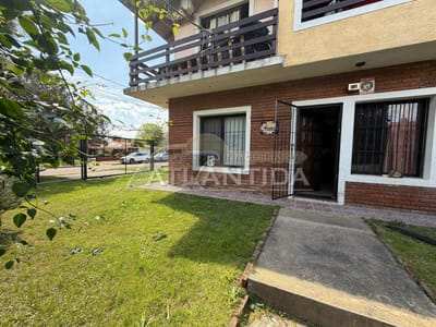 Venta En Atlántida, Zona Céntrica, Amueblada, 2 Dormitorios, 1 Baño, Jardin, Parrillero, Apta Banco. Inm Atlántida.