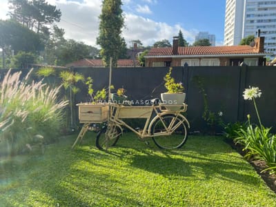 Hermosa casa en  Playa Mansa -  Punta del Este