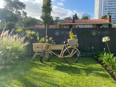 Hermosa casa en  Playa Mansa -  Punta del Este