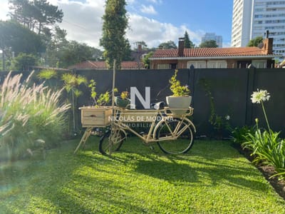 Hermosa casa en  Playa Mansa -  Punta del Este
