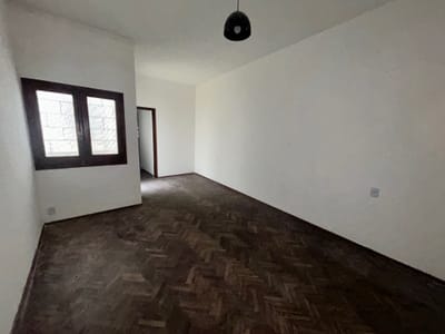 Plaza Zabala Próximo, Primer Piso Al Frente Con Amplia Terraza Y Patio, Reciclado.!