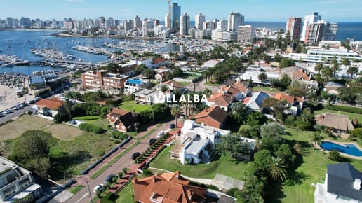 Chalet en venta con vista al mar en casco histórico de la Península.
