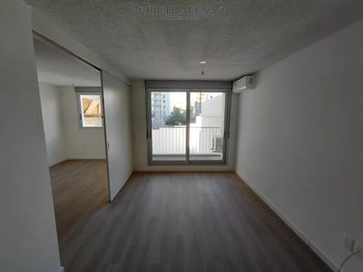 Apartamento en alquiler, 1 dormitorio, 1 baño, balcón. Cordón.