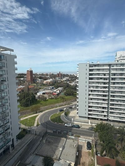 Malvín: Apartamento de 2 Dormitorios con Garaje Doble - ¡Oportunidad