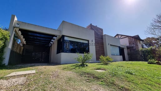 Casa Venta 3 Dormitorios 2 Baños, Piscina Excelente ubicación en San Francisco - LOS CISNES