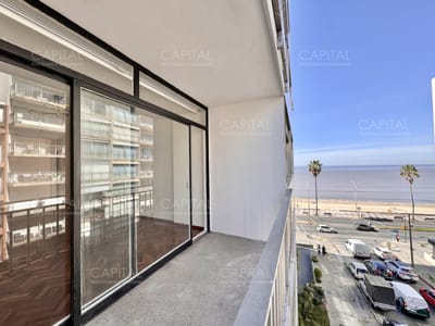 Apartamento de tres dormitorios y dependencia en venta zona Pocitos a pasos de la Rambla