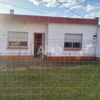 Venta de casa para reciclar en Colón, ideal como inversión.