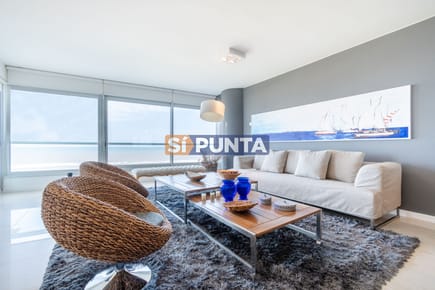 Moderno Apartamento sobre playa Brava en torre Le Parc, cuenta con dos dormitorios más dependencia de servicio. Punta del Este