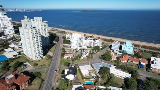 VENDE EXCELENTE CASA DE 4 DORMITORIOS EN PLAYA MANSA, PUNTA DEL ESTE