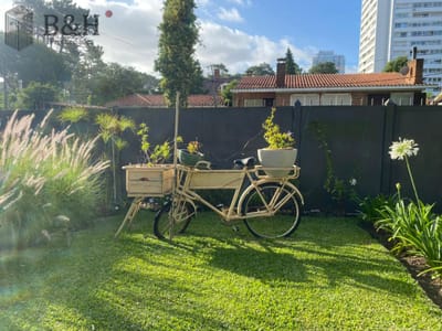 Hermosa casa en  Playa Mansa -  Punta del Este