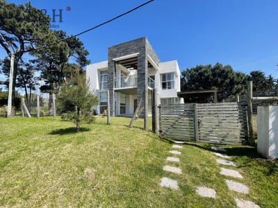 Muy Buena Casa de 5 Dormitorios y Piscina en Rincón del Indio, a Pocos Metros del Mar