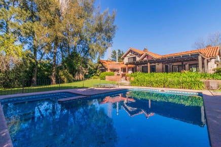 Casa en Venta 3 dormitorios, playrooom y servicio c/ cochera en La Tahona