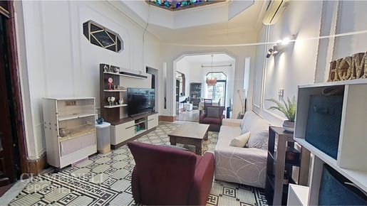 Casa De 5 Dormitorios, Garaje Y Fondo Verde