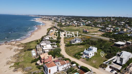 Destacable terreno en venta en zona exclusiva de Punta Piedras... de la ruta al mar !!