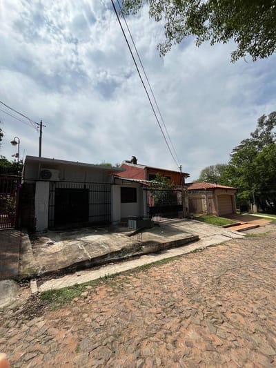 CASA CON SALONES COMERCIALES TERRENO 12X30  - SAN ISIDRO, LAMBARE