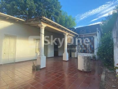 CASA DE ESTILO ITALIANIZANTE, PATRIMONIO NACIONAL sobre Mcal. López, en venta!!!