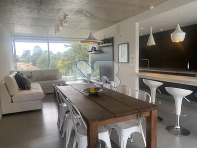 Vendo Apartamento moderno 2 dormitorios (1 en suite), 2 baños con parrillero propio, piscina y garage