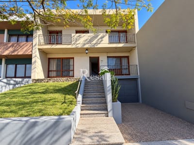 VENTA CASA 4 DORMITORIOS CON COCHERA Y GRAN JARDIN EN SALTO CENTRO