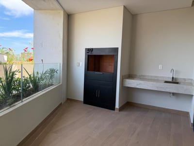 Exclusivo departamento en alquiler en Torre Las Palmas, Piso 1: Vive la diferencia en Distrito Perseverancia con una terraza privada y luminosidad excepcional.