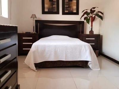 EN VENTA AMPLIA RESIDENCIA DE 7 DORMITORIOS EN BARRIO MARISCAL LOPEZ