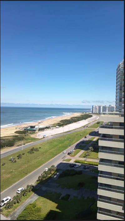 Alquiler ANUAL Exclusivo: Apartamento Moderno con Vistas Panorámicas en Trump Tower Punta del Este. Unidad Compartida. Unidad 1203