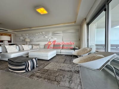 Apartamento en venta en venta. Primera linea de la Brava. Edificio de categoria