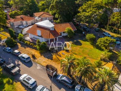 Residencia clásica con 5 dormitorios y jardín amplio, a metros del mar