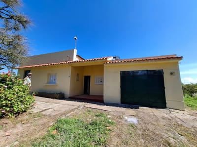 CASONA AMPLIA.UBICACIÓN ESTRATÉGICA PRÓXIMA A UAM. RUTA 5 Y CNO LA REDENCIÓN. MELILLA. TRES DORMITORIOS. LIVING CON ESTUFA. AMPLIO GARAGE. JARDÍN Y FONDO.