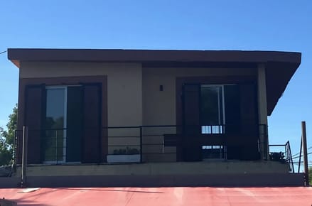 Exclusivo Apartamento Tipo Casa de 3 Dormitorios con Cochera, Ubicación Privilegiada en Camino Carrasco y Salerno.