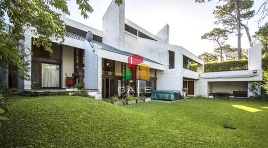 Excelente Casa de 4 Dormitorios en Playa Mansa, Ideal para vivir todo el año