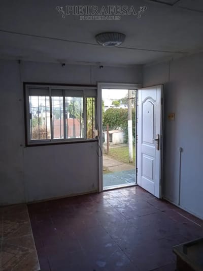 Apartamento en alquiler, 1 dormitorio, 1 baño, patio. Colon.